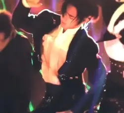 Sunghoon omg??! 😍