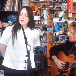 her lil desk concert