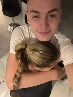 e ai, ele a vê..