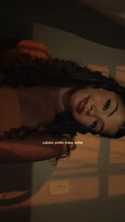 Cabelo preto..