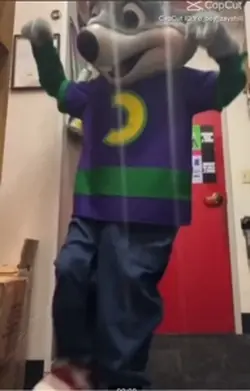 Chuck E. Cheese danc