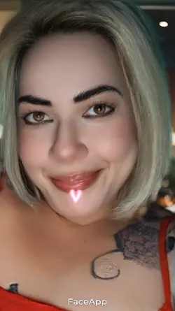 loira enviando beijo