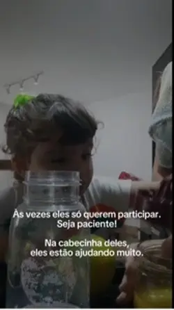 Criança ajudando