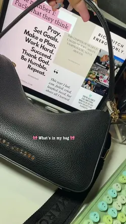 What’s in my bag 🎀👛