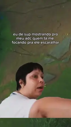 aquele baixinho ali 
