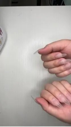 doing my nails 💅🏼