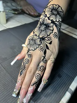 I’m a henna artist 💖