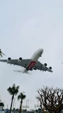 Airbus A380 landing 