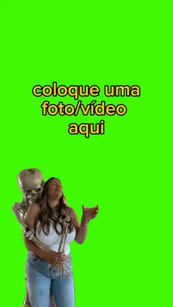 Mulher com esqueleto