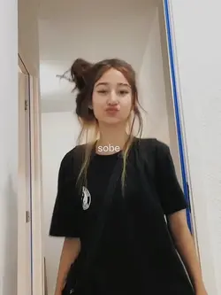 girl's tik: evvelln_