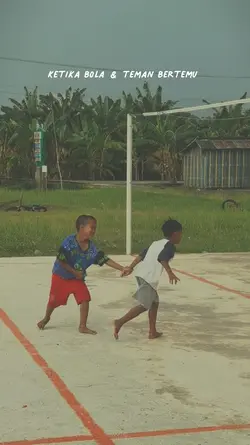 anak kecil maen bola