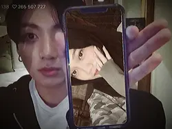 jungkook pegang hp