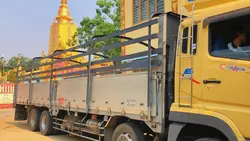 ခင့်ဝင့်ဝါလေးကိုလမ်းကြောပေါ်လွှတ်ပီလေ