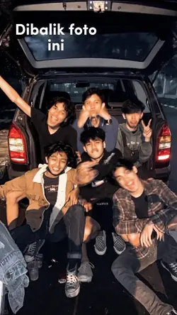 Di balik foto ini