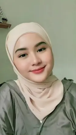 senyum tipis 