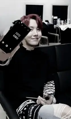 VersiJhope pegang hp