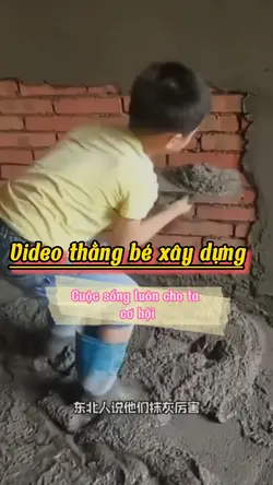 Thằng bé xây dựng