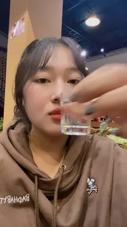 Trent uống rượu
