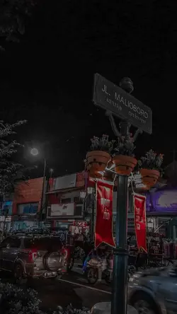 aku tersenyum