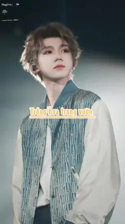 Trồng hoa trong vườn