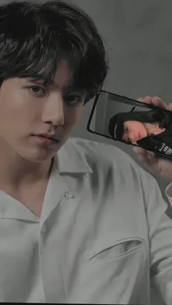 jungkook pegang hp 