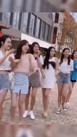 Mẫu gái nhìn