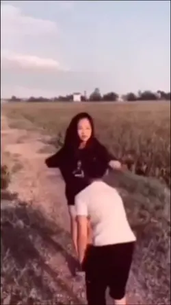 Chị em đánh nhau 😿