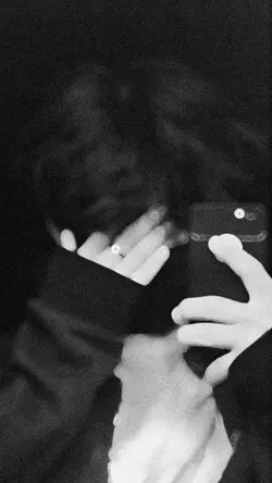 MIRROR SELFIE TREND