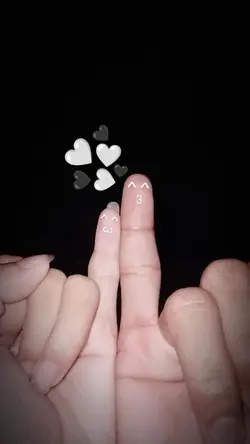 COUPLE FINGER TREND