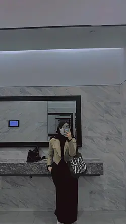 MIRROR SELFIE