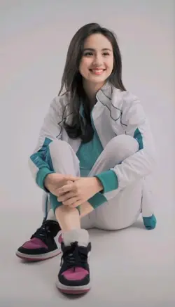 senyum tipis