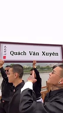 Khiêng Bảng Tên