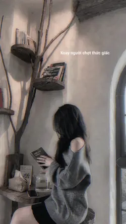Xoay người chợt...