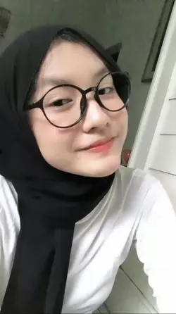 versi senyum tipis