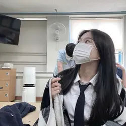 진하게 화장을 하고