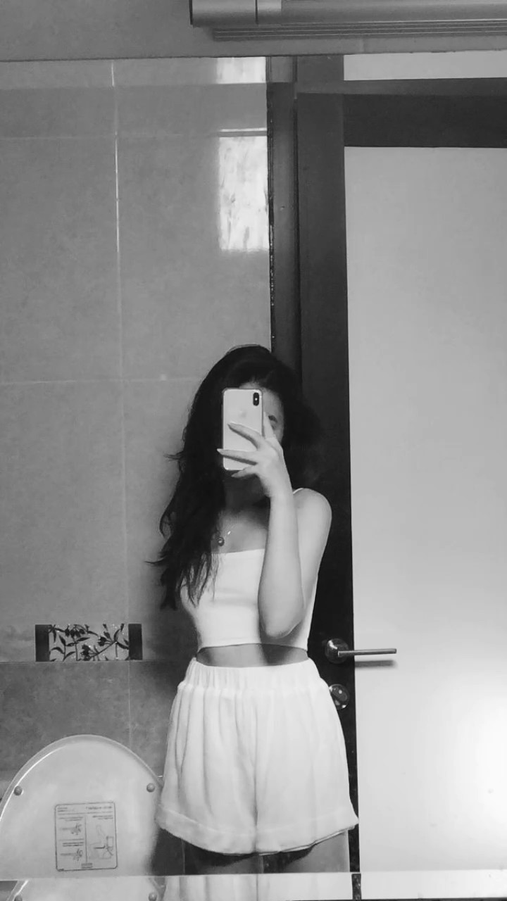 mirror selfie black and white - Pippit