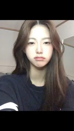 야자수 나무 아래 누워