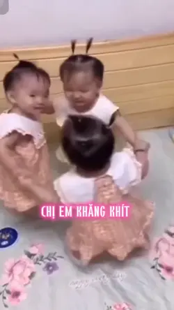 CHỊ EM KHĂNG KHÍT