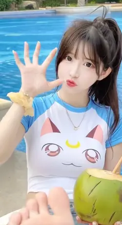 แม่แบบชุดว่ายน้ำสวย