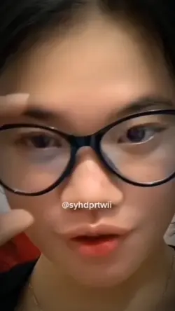 Ada buaya diats kayu
