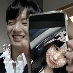 jungkook pegang hp