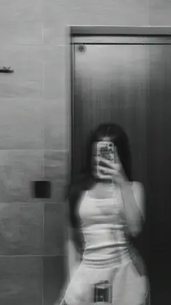mirror selfie