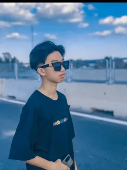 Nhìn thằng đó kìa 