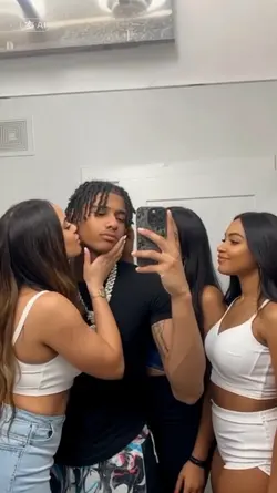 woman kiss 