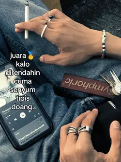 senyum tipis doang 