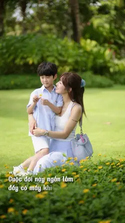 Mẹ hãy nắm chặt tay