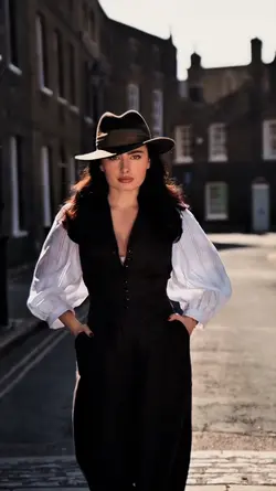 FASHION—MODEL 
