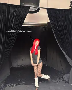 surdaki kızı görüyor
