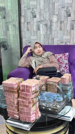 trend uang di meja