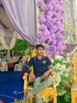 ខុសឆ្ងាយពីគ្នាបង